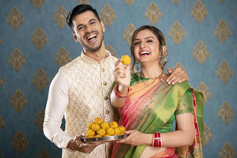 Pin by Shwe on Wedding Photoshoot❤️️ | Indian wedding couple photography,  Wedding photoshoot poses, Wedding couple poses photography